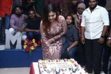 Cook with comali தர்ஷா தனது ரசிகர்களுடன் கேக் வெட்டி கொண்டாட்டம்