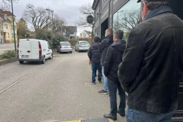 பிரெஞ்சுப் பாணுக்காக நீண்ட வரிசையில் காத்திருந்த மக்கள்!