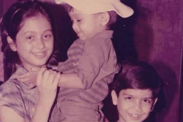 டீனேஜில் இருக்கும் இந்த நடிகை யார் தெரியுமா? கையில் குழந்தையாக இருப்பது இந்த நடிகரா