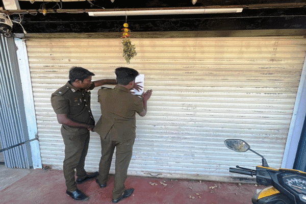 கிளிநொச்சி உணவகங்களுக்கு சீல் வைத்த அதிகாரிகள்! | Officials Seal Restaurants In Kilinochchi