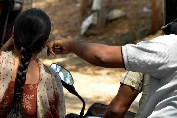 வவுனியாவில் பெண் ஒருவரின் சங்கிலியை அறுத்து சென்ற இருவர் | Men Cut The Chain Of A Woman In Vavuniya