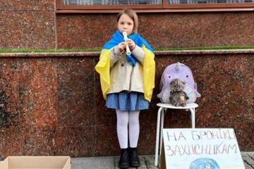 தெருக்களில் புல்லாங்குழல் வாசித்து வீரர்களுக்கு உதவும் உக்ரைனிய சிறுமி!