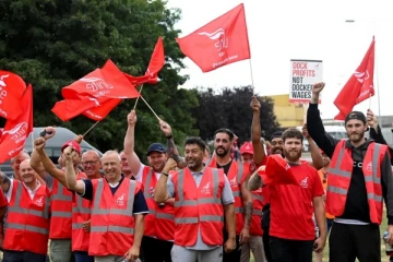 இங்கிலாந்தில் துறைமுக தொழிலாளர்களின் அதிரடி முடிவு!