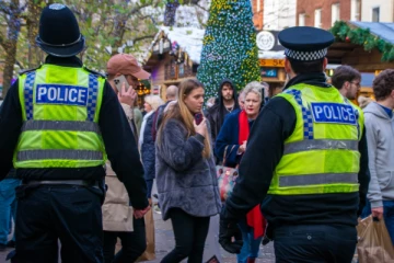 பிரித்தானியாவில் Christmas Market இல் மக்களை அச்சமூட்டிய நால்வர்; பொலிஸார் தேடுதல் நடவடிக்கை