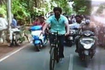 வாக்களிக்க வித்தியாசமாக சைக்கிள் வந்த நடிகர் விஜய்! இணையத்தில் லீக்கான வீடியோ... மகிழ்ச்சியில் ரசிகர்கள்