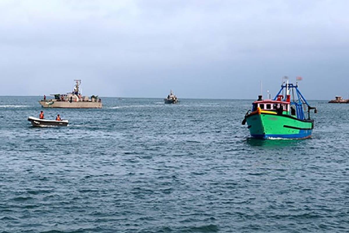 இரணைதீவுக்கு அண்மித்த கடற்பரப்பில் இரண்டு இந்திய கடற்றொழிலாளர்கள் கைது | Two Indian Fishermen Arrested Kilinochchi