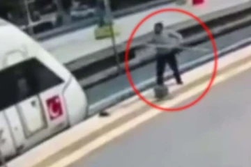 ரயிலை சுத்தம் செய்த நபர்! நொடியில் கரிக்கட்டையாக சரிந்த சோகம்