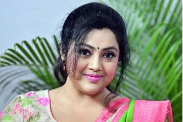 எப்படி முத்து படத்துல பாத்த மீனா மாதிரியே இருக்கீங்க? தெறிக்க விடும் அழகில் மீனாவின் காணொளி