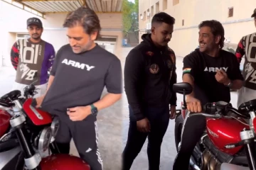 ரசிகரின் சூப்பர் பைக்கை கண்டதும் 'எம்எஸ் தோனி' செய்த காரியம் - வைரலாகும் Video!