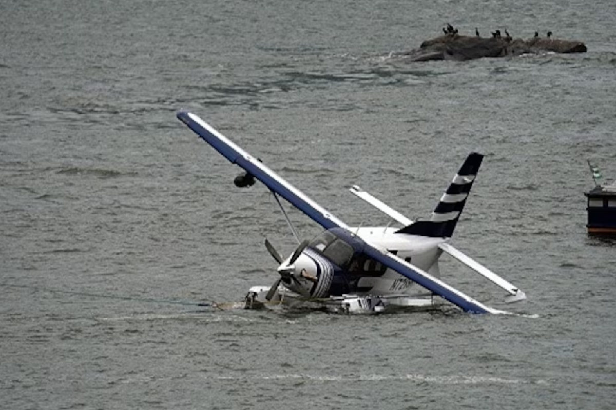 நியூயோர்க் ஈஸ்ட் ஆற்றில் வானூர்தி விபத்து! | Plane Crash In New York S East River
