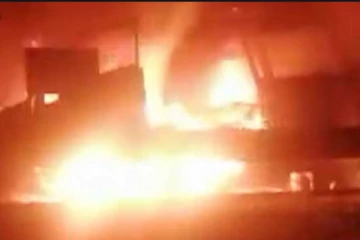 அதிவேக நெடுஞ்சாலையில் திடீரென தீப்பிடித்து எரிந்த வாகனம்!