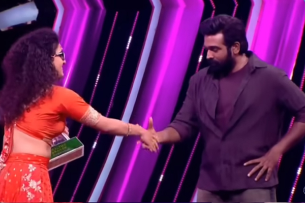 Bigg Boss: கெமிக்கு விஜய்சேதுபதி கொடுத்த பரிசு.. இதன் விலை எவ்வளவு தெரியுமா? | What Price Of Gift Vijay Sethupathi Gave To Kemi