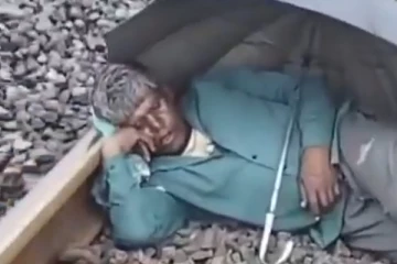 ரயில் தண்டவாளம் தான் என்னோட பெட்ரூம்.. வைரலாகும் வீடியோ