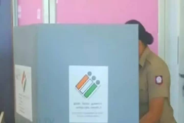 ஈரோடு கிழக்கு தொகுதி இடைத்தேர்தல் - ஆர்வமாக தபால் வாக்கு செலுத்தும் போலீசார்