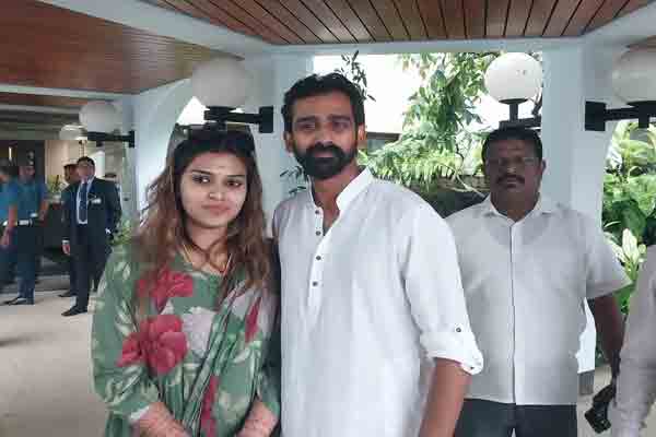 மனைவியுடன் நாடு திரும்பினார் ஜீவன் தொண்டமான் | Jivan Thondaman Return Srilanka With His Wife