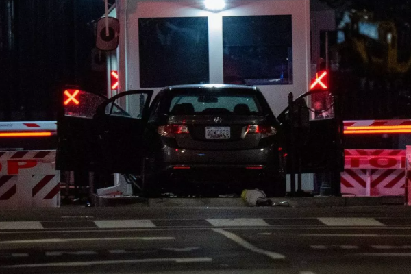 வெள்ளை மாளிகையில் மோதிய வாகனம்! | Vehicle Crashes Into The White House