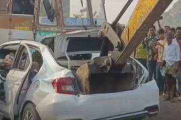 லாரி, கார் மோதி பயங்கர விபத்து - 6 பேர் சம்பவ இடத்திலேயே பலி!