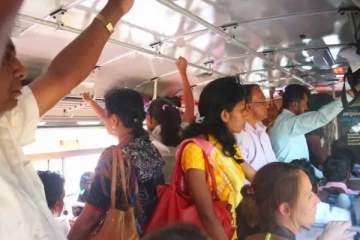 பேருந்தில் பல்கலைக்கழக மாணவியை ஆபாசமாக காணொளி எடுத்த நபர் ; நேர்ந்த கதி