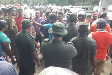 எரிபொருள் நிலையத்தில் குழப்பம்: பொலிஸாரை தாக்கிய இளைஞர்கள் (Video)