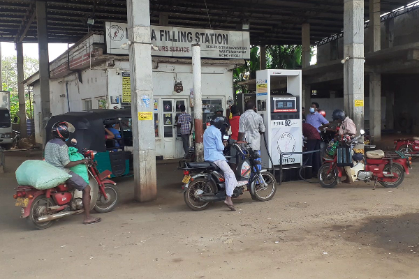 நாடளாவிய ரீதியில் டீசல் தட்டுப்பாடு : வரிசையில் காத்திருக்கும் மக்கள்  (Video) | Kilinochchi People Petrol Diesel