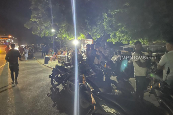 மன்னாரில் சற்று முன் கடும் பதற்றம் ; பொலிஸார் பாதுகாப்புடன் கொண்டு செல்லப்பட்ட பொருட்கள் | Tensions Rise Sharply In Mannar Amid Unrest