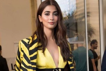 இரவு பார்ட்டியில் பிரபல இயக்குனருடன் நெருக்கம்! நடிகை பூஜா ஹெக்டே