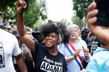 பாரிஸ் நகரில் மீண்டும் திரண்ட நூற்றுக்கணக்கானோர்... அதிகாரிகளின் தடையை மீறி நினைவஞ்சலி