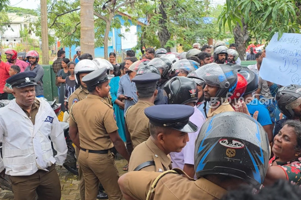 நிவாரணங்களை வழங்க கோரி பிரதேச செயலகத்தை முற்றுகையிட்ட மக்கள் | People Besieged Verugal Secretariat Relief நிவாரணங்களை வழங்க கோரி பிரதேச செயலகத்தை முற்றுகையிட்ட மக்கள் | People Besieged Verugal Secretariat Relief