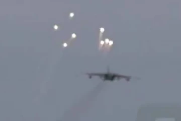 உக்ரைன் படைகள் மீது குண்டு மழை பொழிந்த ரஷ்ய போர் விமானம்! வீடியோ ஆதாரம்