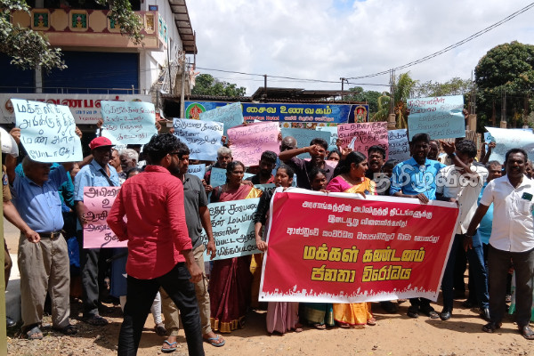 கரைச்சி பிரதேச சபையின் தவிசாளருக்கு எதிரான கவனயீர்ப்பு போராட்டம்! | Protest Against Karaichi Pradeshiya Secretary