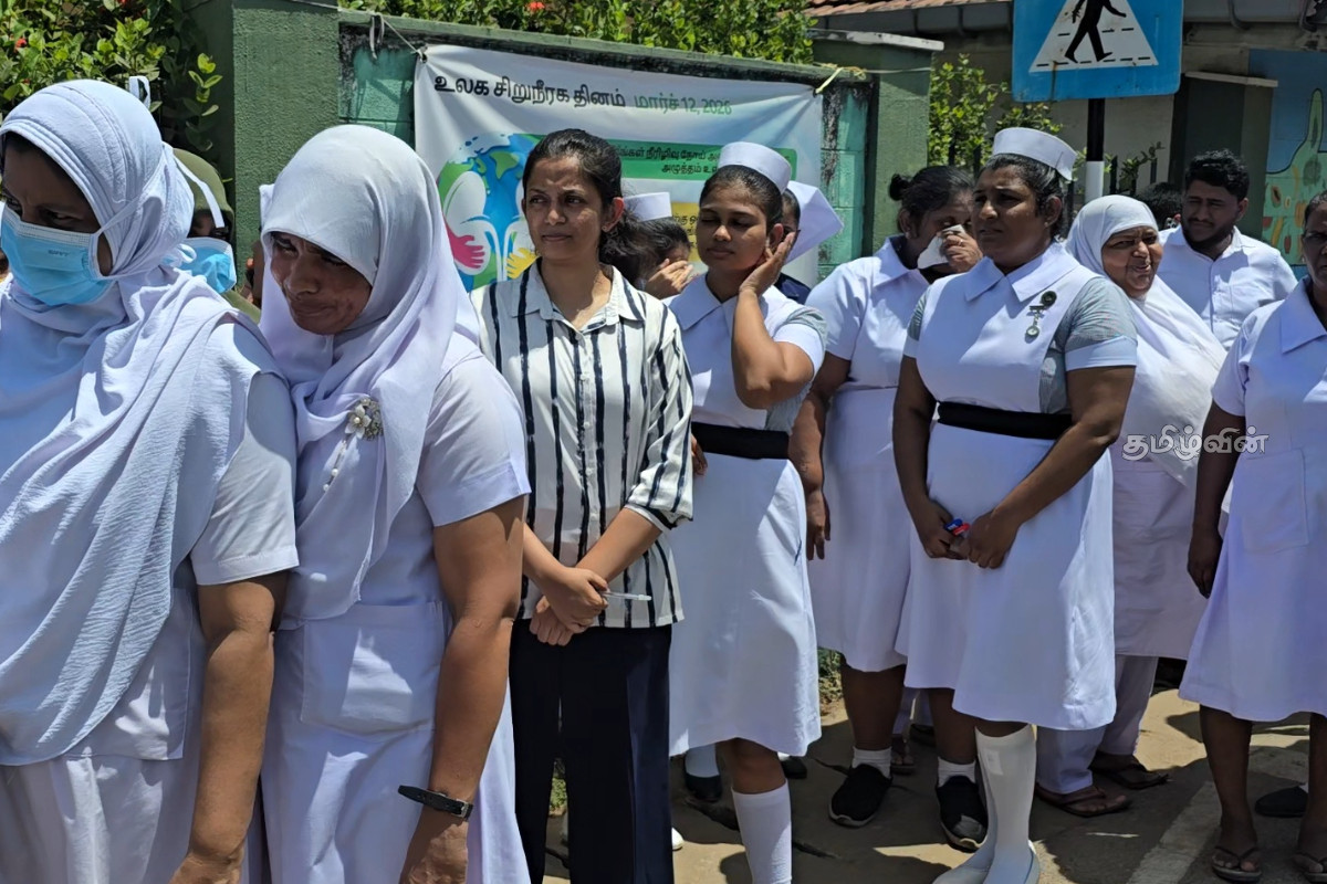 அரச வைத்தியசாலையில் பறிப்போன தாயின் உயிர் - ஊழியரை தாக்கி சடலத்தை கொண்டு செல்ல முயன்ற மகன் | Hospital Management And Staff Protest In Kinniya அரச வைத்தியசாலையில் பறிப்போன தாயின் உயிர் - ஊழியரை தாக்கி சடலத்தை கொண்டு செல்ல முயன்ற மகன் | Hospital Management And Staff Protest In Kinniya
