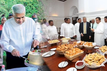 அரசியல்வாதிகளுக்கு பிரம்மாண்ட விருந்து வைக்கும் ஜனாதிபதி