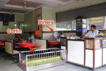 சுடுக்காட்டிற்கு நடுவில் டீ கடை; வெளுத்து வாங்கும் விற்பனை - வைரல் வீடியோ