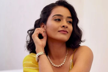 காயத்ரி ஷங்கருக்கு என்னாச்சு.. ஹாலிவுட் கதாபாத்திரம் போல இப்படி மாறிட்டாரே