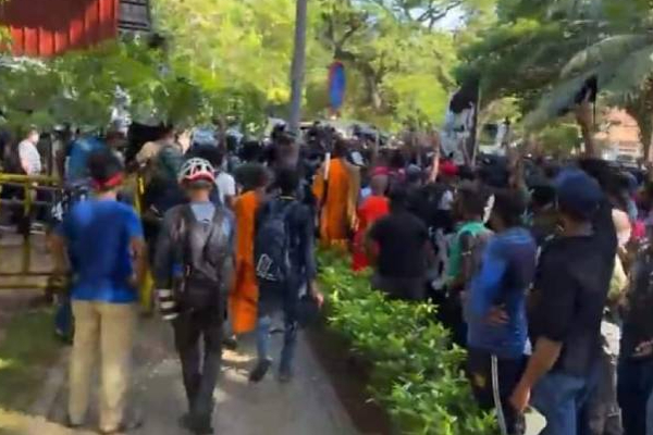 மஹிந்த வீட்டின் முன் தடையை உடைத்து முன்னேற முயற்சிக்கும் மாணவர்கள்! பதற்ற சூழ்நிலை | Colombo Mahinda Colombo People Protest Police Ban