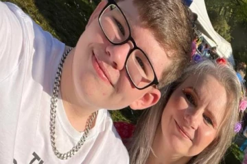 ஓன்லைனில் ஸ்டிக்கர் விற்று மாதம் 16 இலட்சம் சாம்பதிக்கும் பிரித்தானிய சிறுவன்!