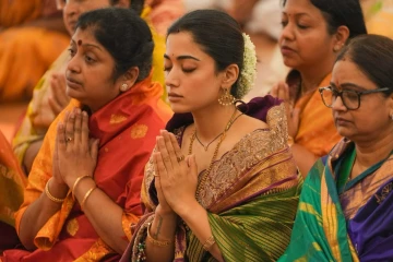 புட்டபர்த்திக்கு சென்ற நடிகை ராஷ்மிகா.. புகைப்படங்கள் இதோ