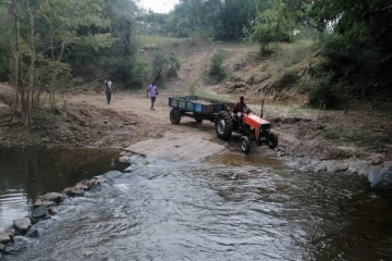 பறங்கியாற்றில் சட்டவிரோத மணல் அகழ்வு : இருவர் கைது (Photos)