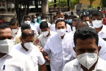 கோட்டாபயவின் இல்லத்திற்கு திடீரென சென்றுள்ள பிரதமர் மகிந்த மற்றும் அமைச்சர் நாமல் (Photo)