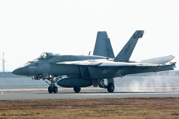 அமெரிக்காவில் போர் விமானம் திடீரென விழுந்து நொறுங்கியது | Pilot Was Killed After Us Navy Fighter Jet Crashed