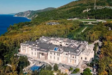 700 கார்கள், 58 விமானங்கள், 20 அரண்மனைகள் - யார் அந்த பணக்கார அரசியல்வாதி!