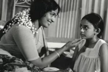 நடிகை கே.ஆர்.விஜயா உடன் இருக்கும் இந்த குழந்தை நட்சத்திரம் யார் தெரியுமா? வாங்க தெரிஞ்சிக்கலாம்