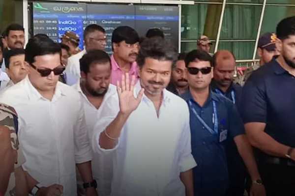 ஈரோடு வரைக்கும் வந்தீர்களே, கரூருக்கு போக மாட்டீர்களா?!! தவெக தலைவருக்கு எதிராக போஸ்டர்கள்.. | Vijay Erode Visit Poster Against Tvk Viral Photos