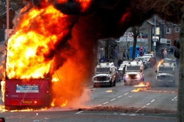 வடக்கு அயர்லாந்து Belfast பகுதியில் தொடரும் வன்முறை! - பல வாகனங்களுக்கு தீவைத்து எரிப்பு