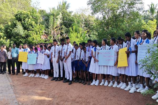 ஆசிரியர் மீது போலி அவதூறு - பாடசாலை சமூகம் போராட்டம்..! | Fake Slander On Teacher School Community Protest
