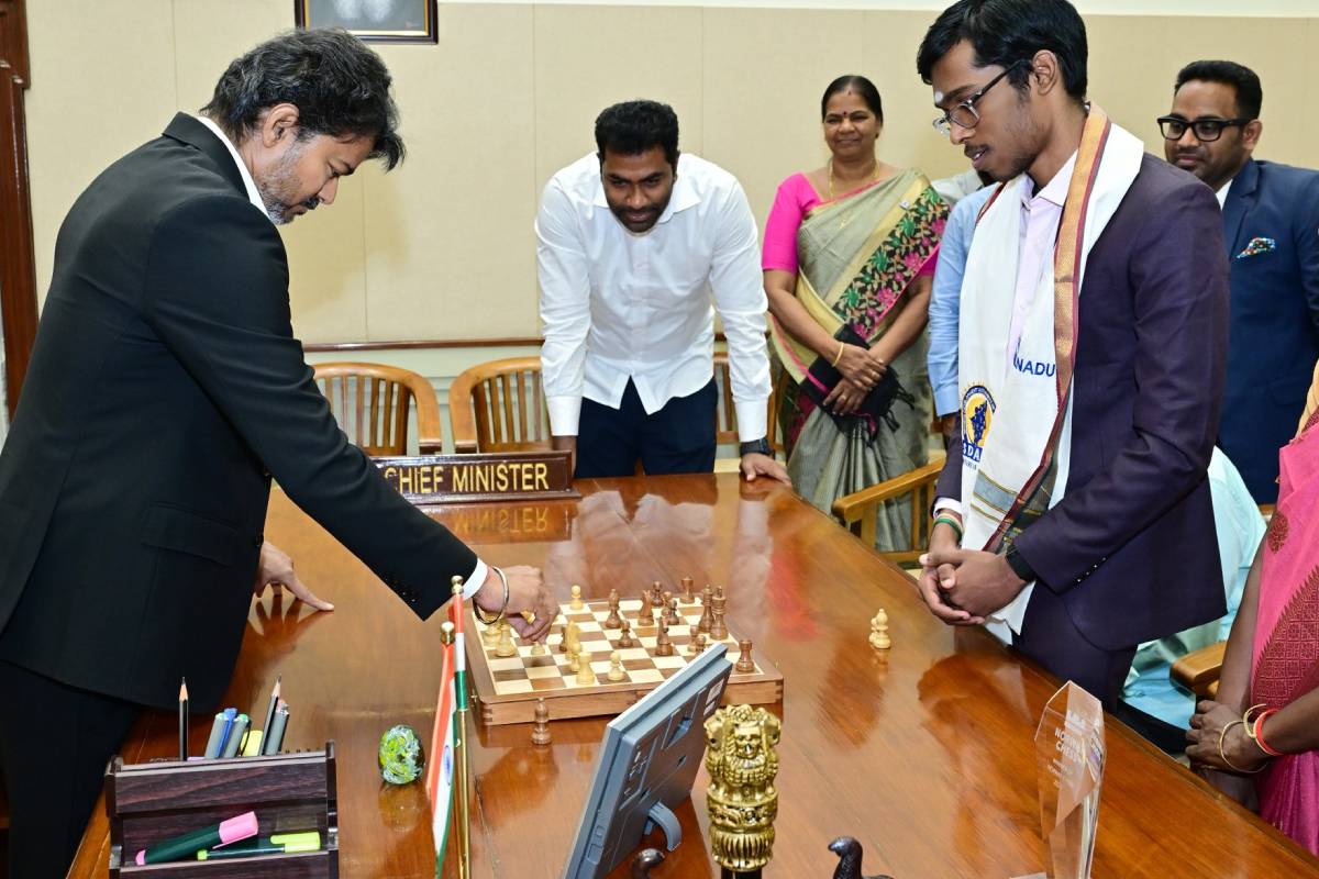 பிரக்ஞானந்தா உடன் செஸ் விளையாடிய முதல்வர் விஜய் | Cm Vijay Plays Chess With Praggnanandhaa பிரக்ஞானந்தா உடன் செஸ் விளையாடிய முதல்வர் விஜய் | Cm Vijay Plays Chess With Praggnanandhaa