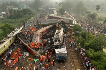 இந்தியாவை உலுக்கிய கோர விபத்து - தீவிரமடையும் சீரமைக்கும் பணிகள்