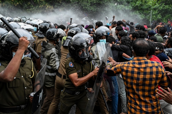 பொதுமக்களுடனான மோதல்: காயமடைந்த காவல்துறையினர்: மேற்கொள்ளப்பட்ட துப்பாக்கிபிரயோகம்! - ஐபிசி தமிழ்