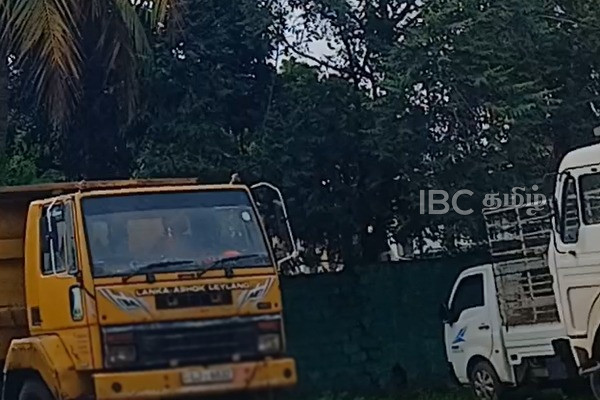 இயற்கை அனர்த்தத்திலும் இடம்பெறும் சட்டவிரோத செயற்பாடு :மடக்கிப் பிடித்த காவல்துறை | Illegal Sand Mining In Kilinochchi இயற்கை அனர்த்தத்திலும் இடம்பெறும் சட்டவிரோத செயற்பாடு :மடக்கிப் பிடித்த காவல்துறை | Illegal Sand Mining In Kilinochchi