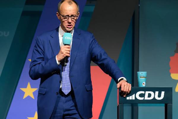 அந்த நாட்டு அகதிகள் வலுக்கட்டாயமாக வெளியேற்றப்படுவார்கள்... ஜேர்மன் சேன்சலர் திட்டவட்டம் | Syrian Refugees In Germany Must Go அந்த நாட்டு அகதிகள் வலுக்கட்டாயமாக வெளியேற்றப்படுவார்கள்... ஜேர்மன் சேன்சலர் திட்டவட்டம் | Syrian Refugees In Germany Must Go